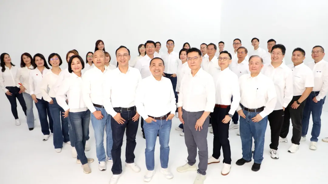 侯友宜趙少康與國民黨不分區立委合照。（圖/侯友宜競辦提供）