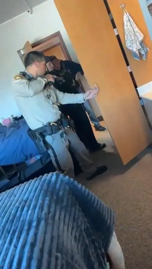 特警全副武裝搜查學生宿舍找尋槍手下落, 連衣櫃也不放過。（圖／翻攝IG「kuanyuchen__」）