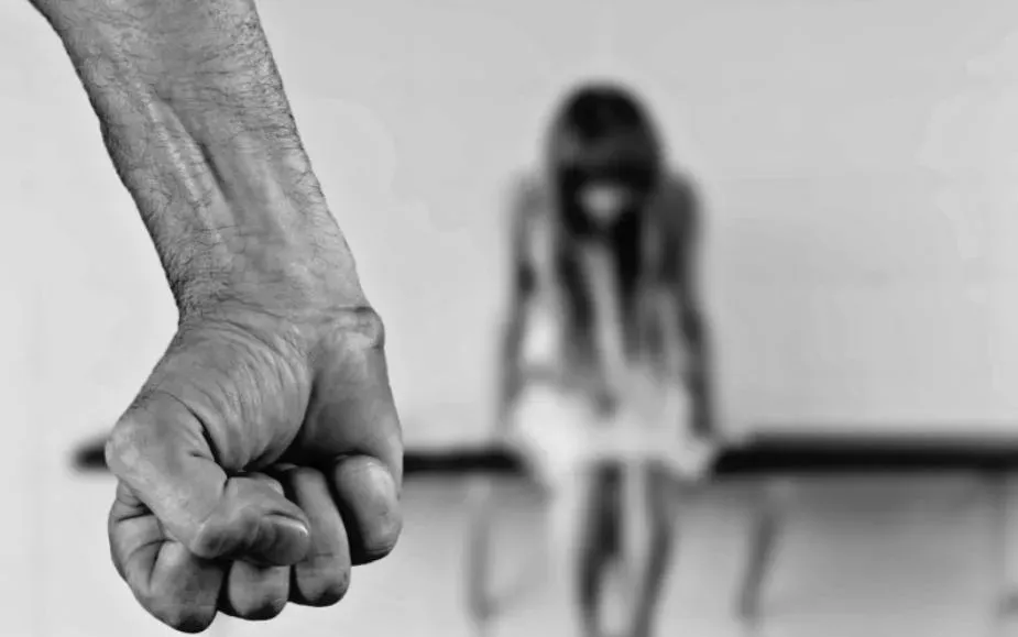 被家暴的女性可能會對男性產生不好的印象，並且可能會對陌生男性感到不安或恐懼。（示意圖／photoAC）
