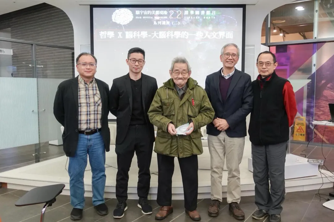 李怡嚴教授（中）27歲取得博士學位後就回台到清華任教。（圖／國立清華大學National Tsing Hua University 臉書）