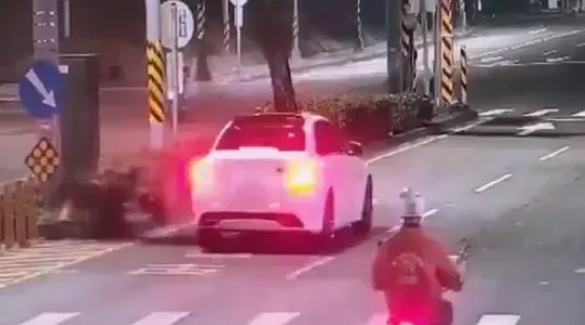 馬男還載著妻小做出不好的示範。(圖/記者爆料網)