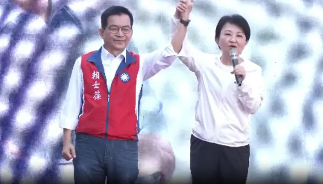盧秀燕幫立委賴士葆站台輔選。(圖/中天新聞)