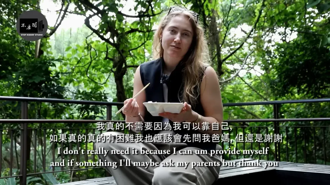主持人強尼請Daria吃一份100元左右的便當，她的反應令人心疼。（圖／翻攝自YouTube@Stopkiddinstudio）