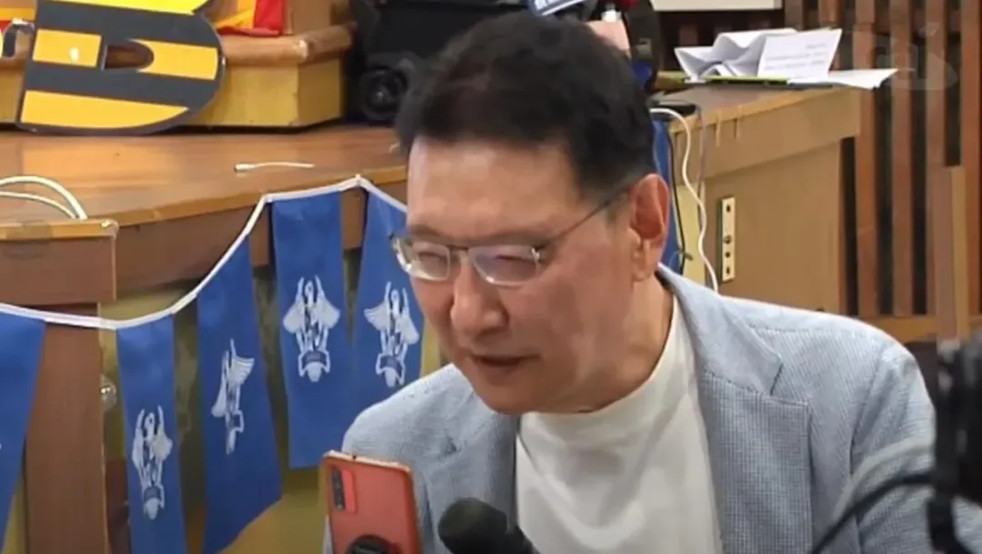 趙少康在中一中現場答應出席《賀瓏夜夜秀》，直接讓氣氛開炸，在場學生熱烈歡呼。（圖／中天新聞）
