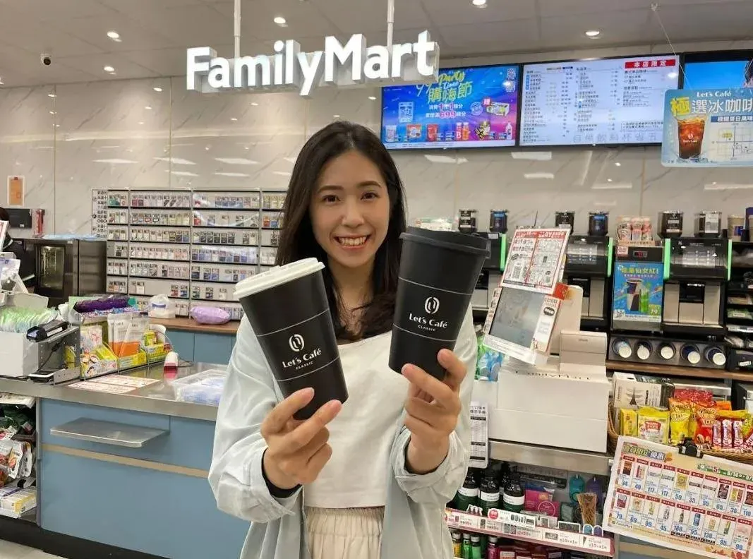 全家推10款夯品買1送1,拿鐵半價開喝。(圖/業者提供)