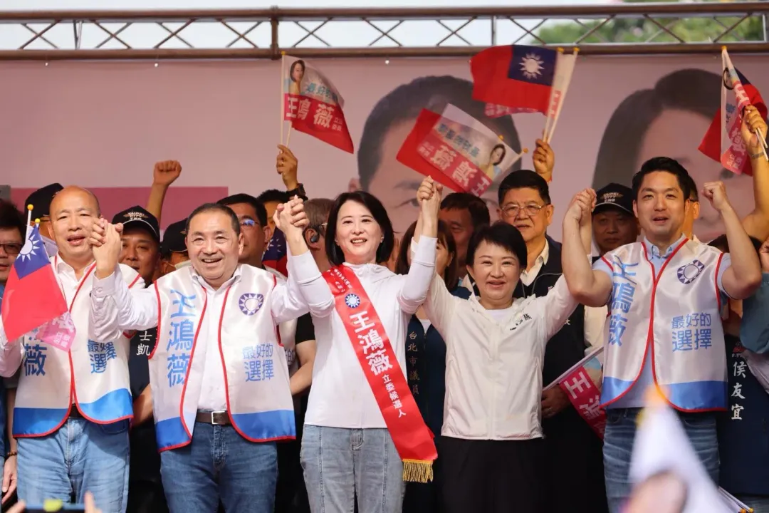 立委王鴻薇9日在中山區成立競選總部,總統參選人侯友宜、黨主席朱立倫、前總統馬英九、台北市長蔣萬安、台中市長盧秀燕,及黨內大咖韓國瑜、吳伯雄、洪秀柱等人都現身站台。(圖/中天新聞,李俊毅攝影)