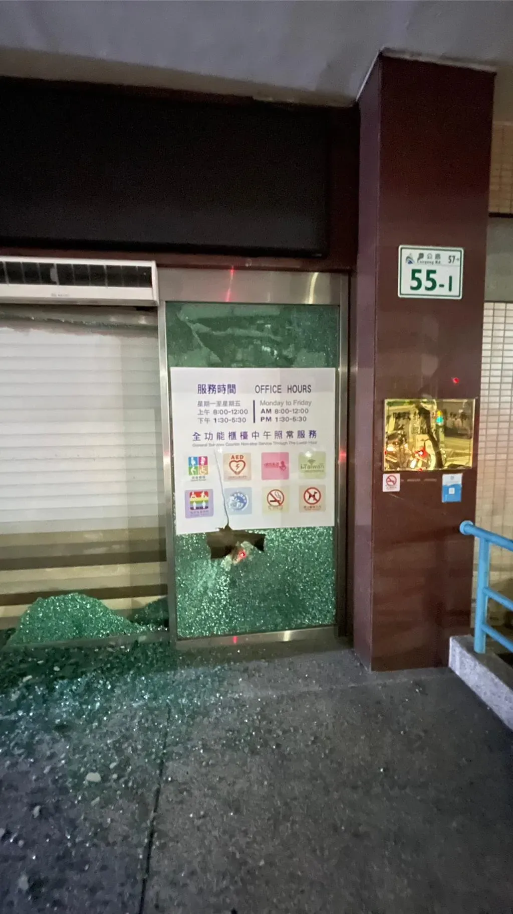 國稅局玻璃門全碎裂。（圖／高市鳳山分局提供）