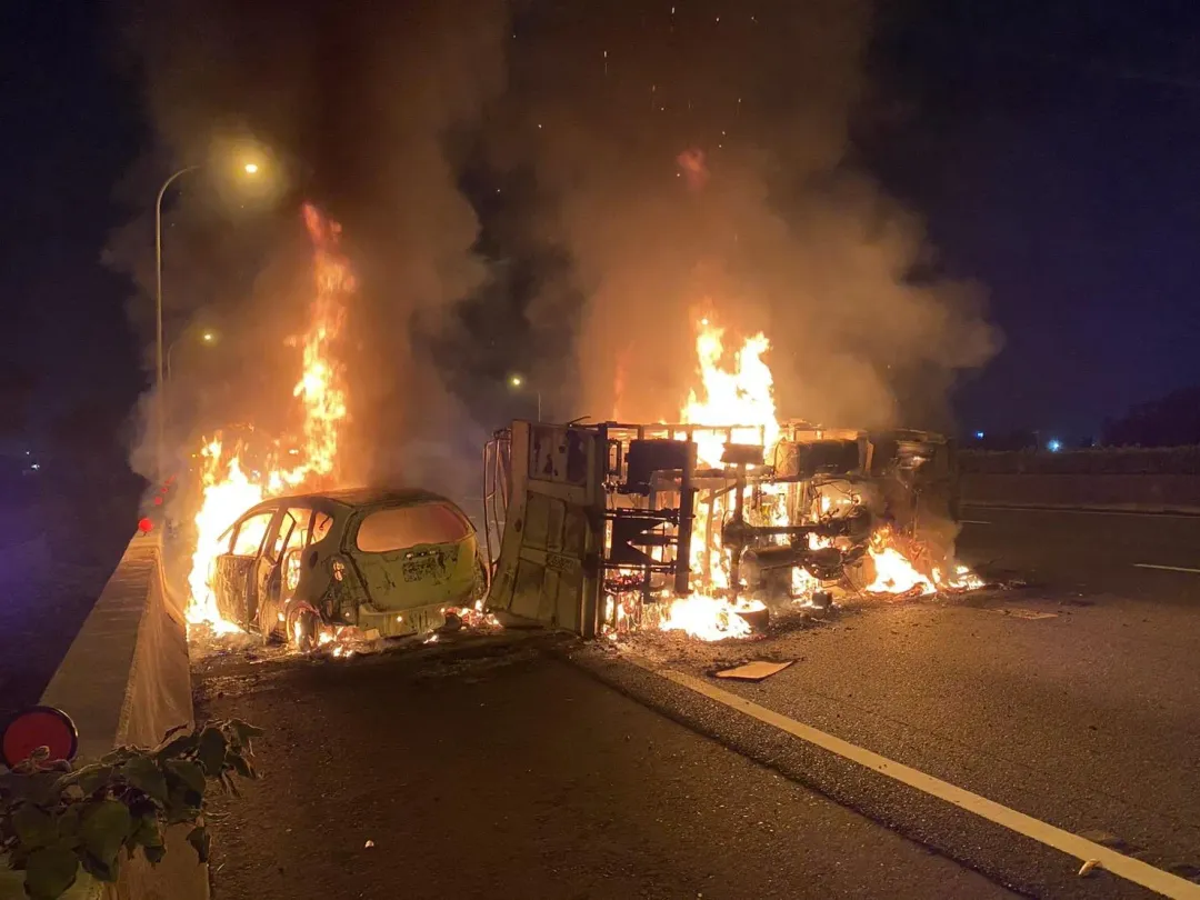 火燒車現場狀況。（圖／翻攝畫面）