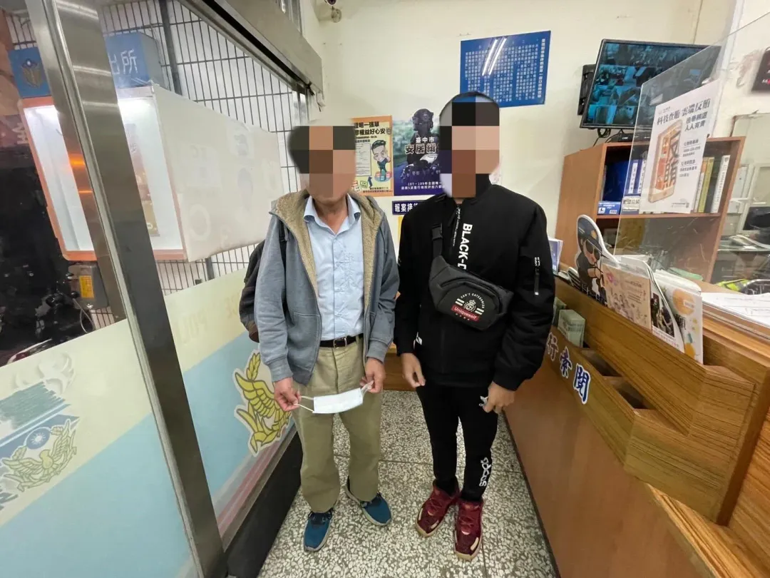 失主劉男(左)和拾金不昧的店員(右)。(圖/翻攝畫面)