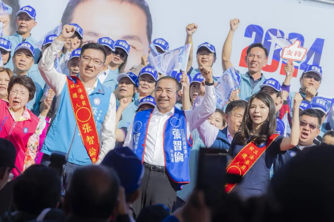 侯友宜(中)今與新北市立委參選人張智倫(左)成立聯合競選總部。(圖/侯友宜競辦提供)