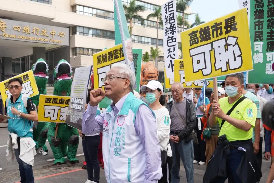 郭倍宏與支持者到高雄市政府抗議。(圖/翻攝郭倍宏臉書)