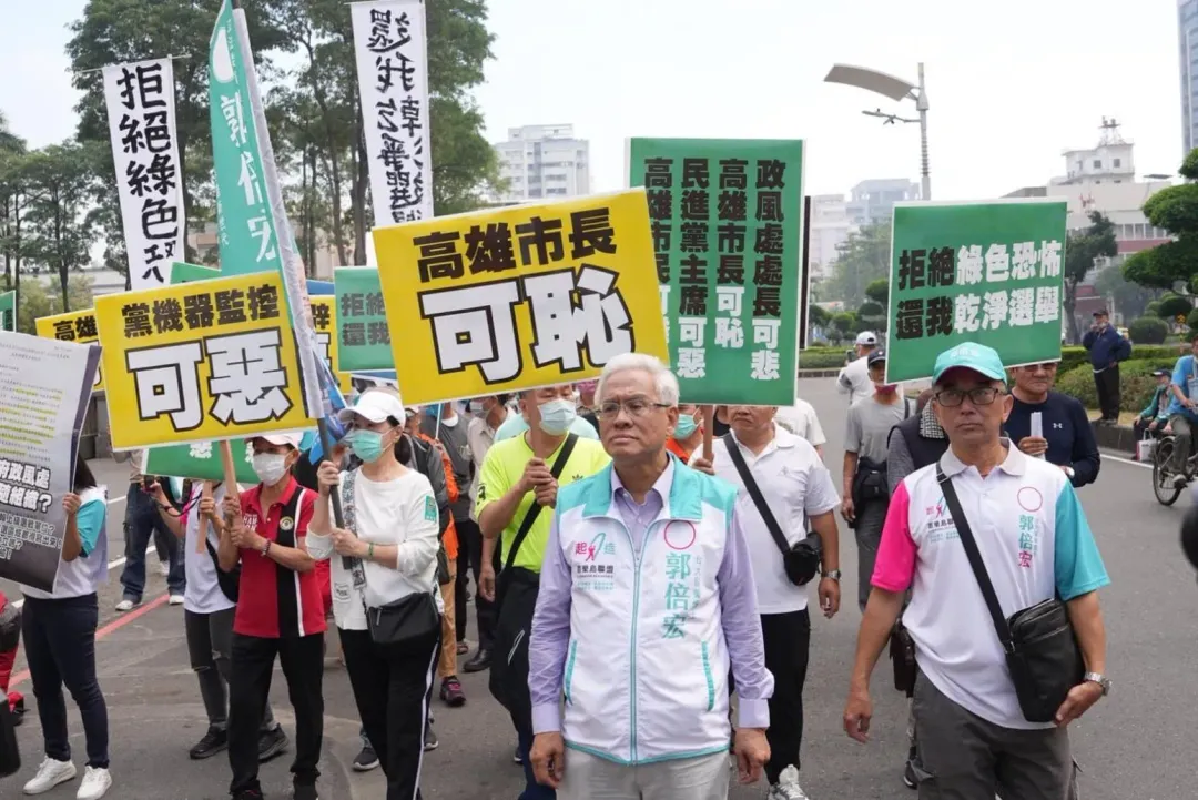 郭倍宏日前在高雄市府外抗議。（圖/翻攝郭倍宏臉書）