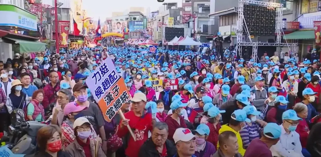 台下藍營支持者們熱烈支持。(圖/翻攝自監督正義YouTube)