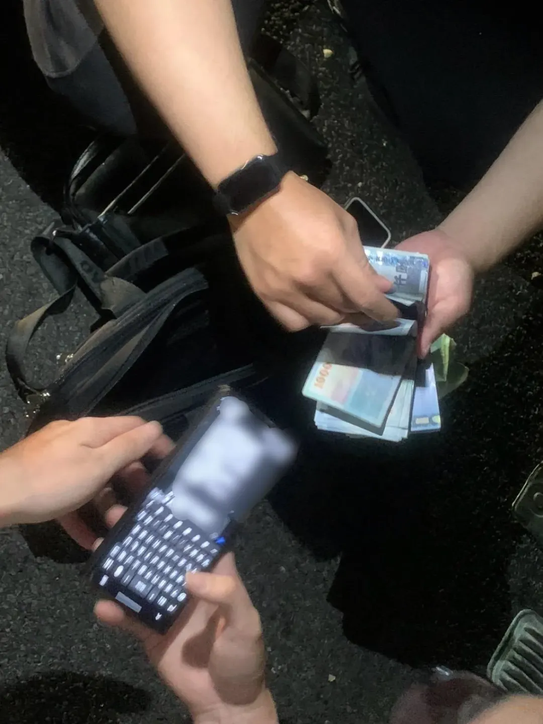 警方查扣贓款。（圖／翻攝畫面）
