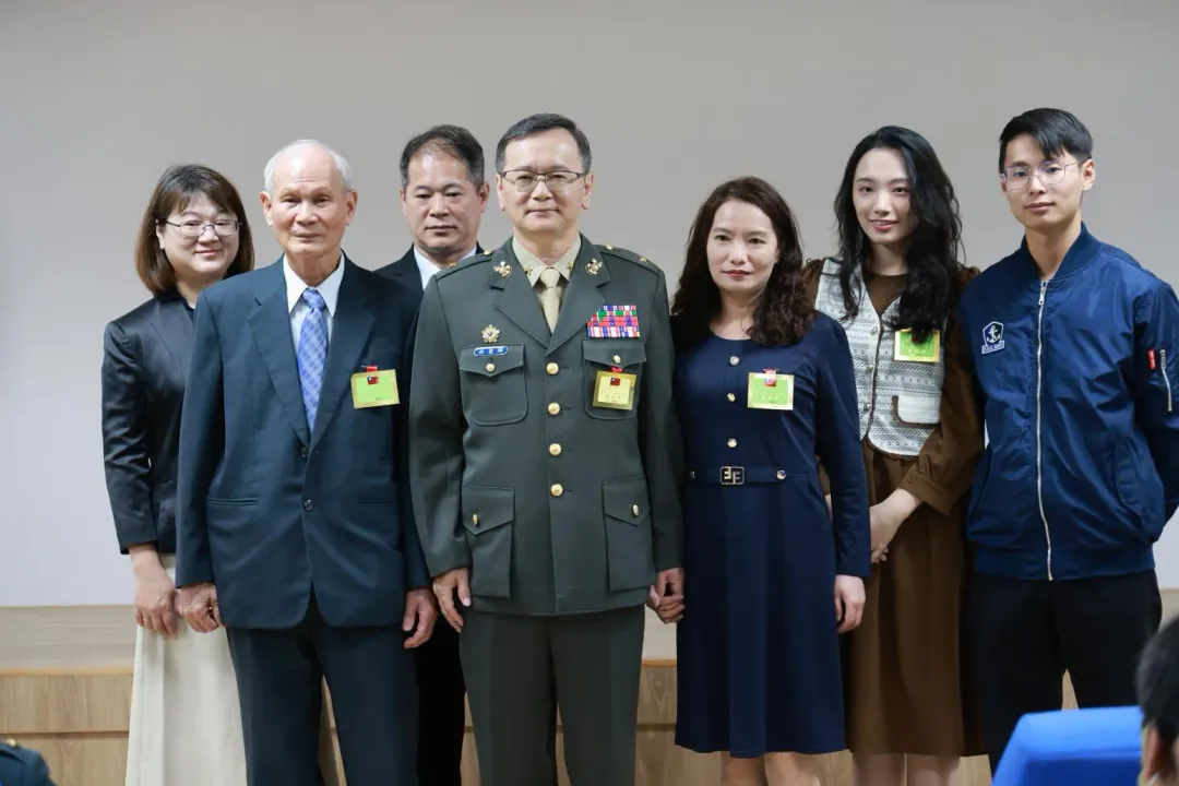海軍陸戰隊洪聖輝少將與家屬合影留念。（圖/李俊毅攝）