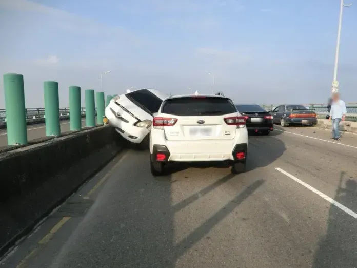 追撞的車輛一陣大迴轉後卡在分隔島上動彈不得。（圖／翻攝自記者爆料網）