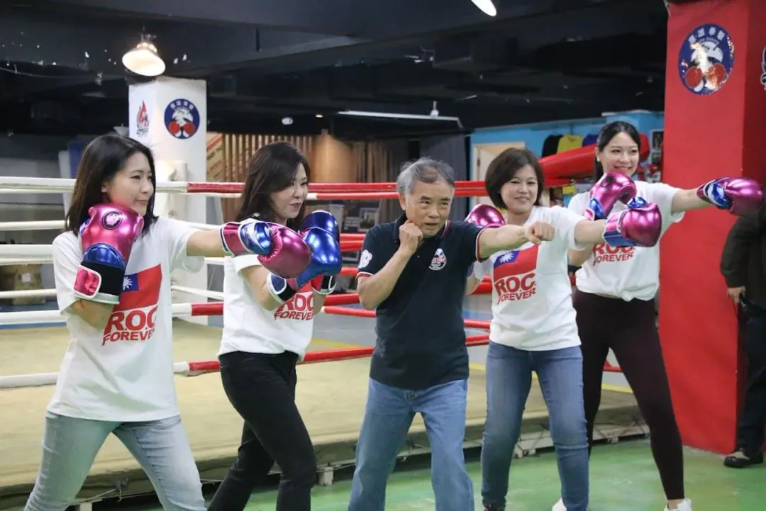 國民黨台北市立委參選人徐巧芯(左一)、李彥秀(左二)、游淑慧(右二)、和不分區立委參選人李茂芊(右一),共同舉辦「國會女力 拳力出擊」活動。(圖/翻攝徐巧芯臉書)