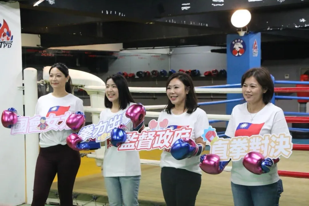 國民黨台北市立委參選人李彥秀(右二)、游淑慧(右一)、徐巧芯(左二)和不分區立委參選人李茂芊(左一)在鷹雄拳擊館簡單練習拳擊技巧。(圖/翻攝徐巧芯臉書)