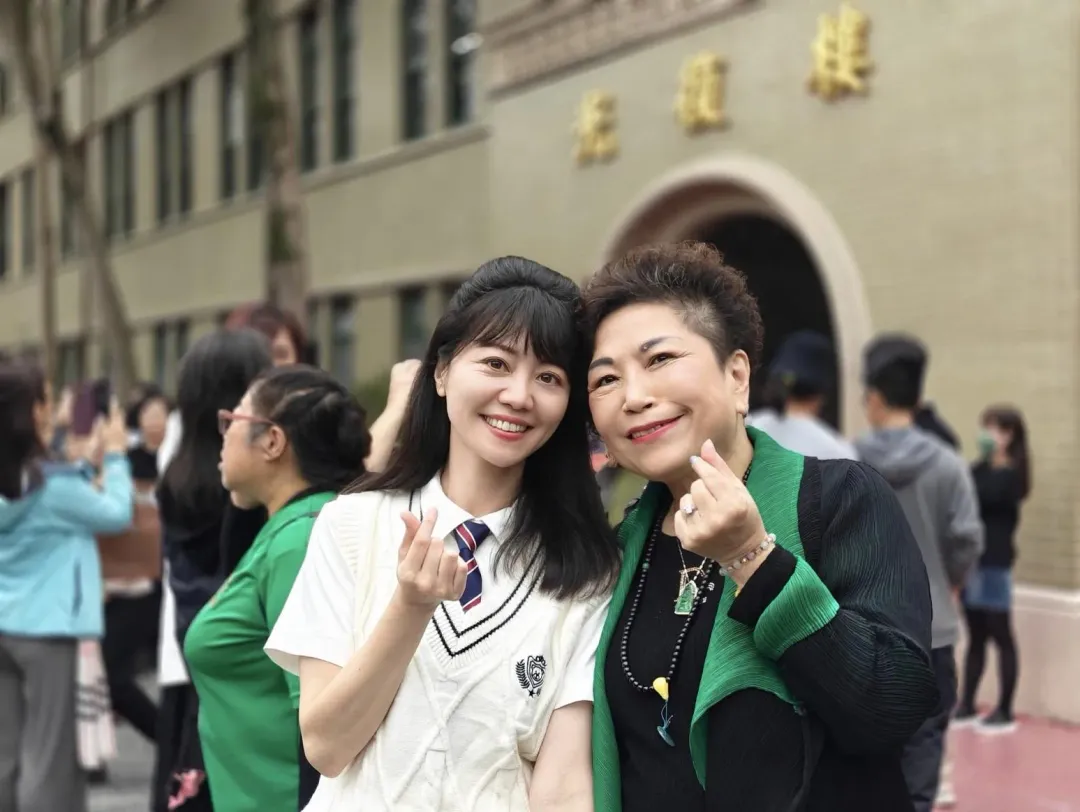游毓蘭在北一女碰到學妹高嘉瑜。(圖/翻攝游毓蘭臉書)