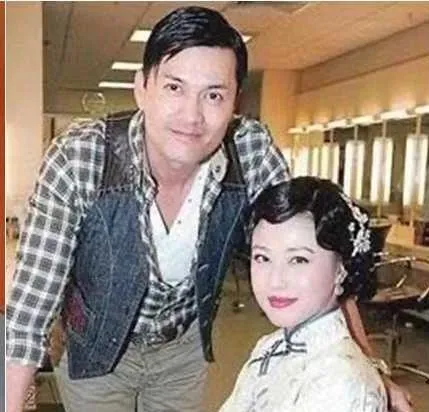周海媚(右)曾和大她10歲的男演員呂良偉有過1年婚姻。(圖/翻攝自微博)