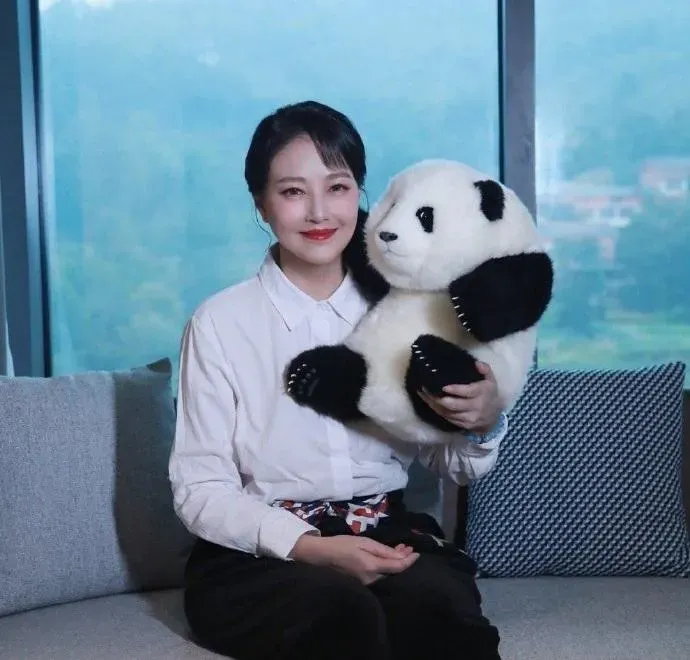 57歲香港女星周海媚因病辭世,生前經歷2段感情和數次緋聞,最終仍選擇享受單身。(圖/翻攝自微博)