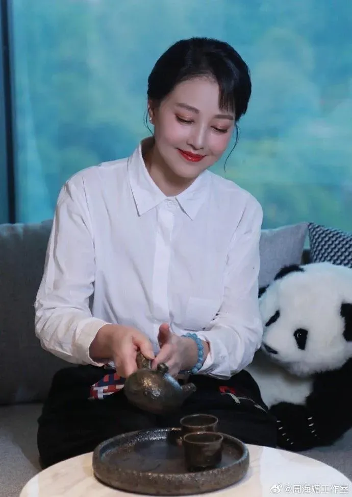 周海媚將烏黑長髮盤起，泡茶時恬靜嫻雅的模樣一如往昔。（圖／翻攝自微博@周海媚工作室）