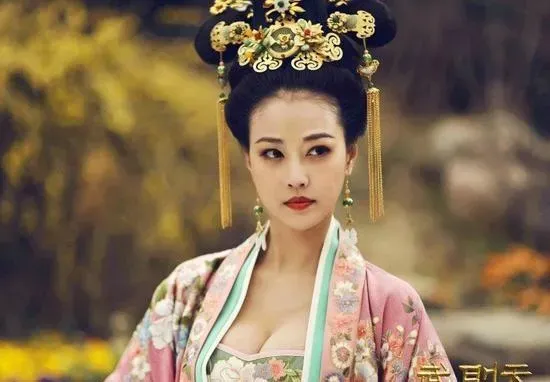 周海媚2014年在陸劇《武媚娘傳奇》中飾演「楊淑妃」一角，與李治廷、張鈞甯等人有許多對手戲。（圖／中天新聞）