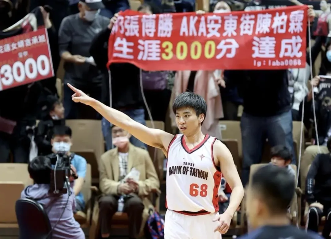 張博勝主動記下鈔票數字,確定行竊的就是球隊新人沈睿洋。(圖/翻攝自張博勝妻子提供)