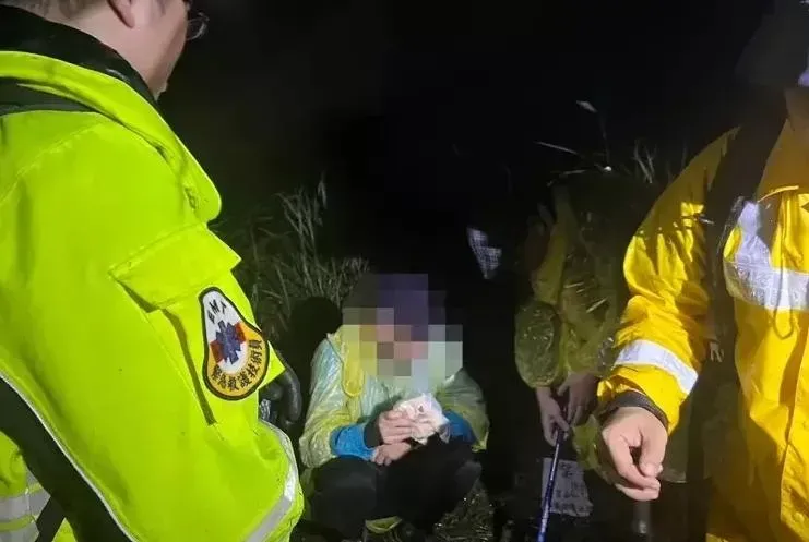 警消人員發現受困民眾。(圖/翻攝畫面)