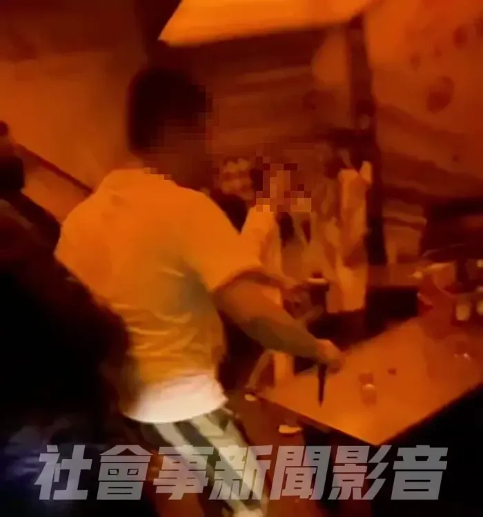 少年疑似拿出折疊刀攻擊。(圖/社會事新聞影音)