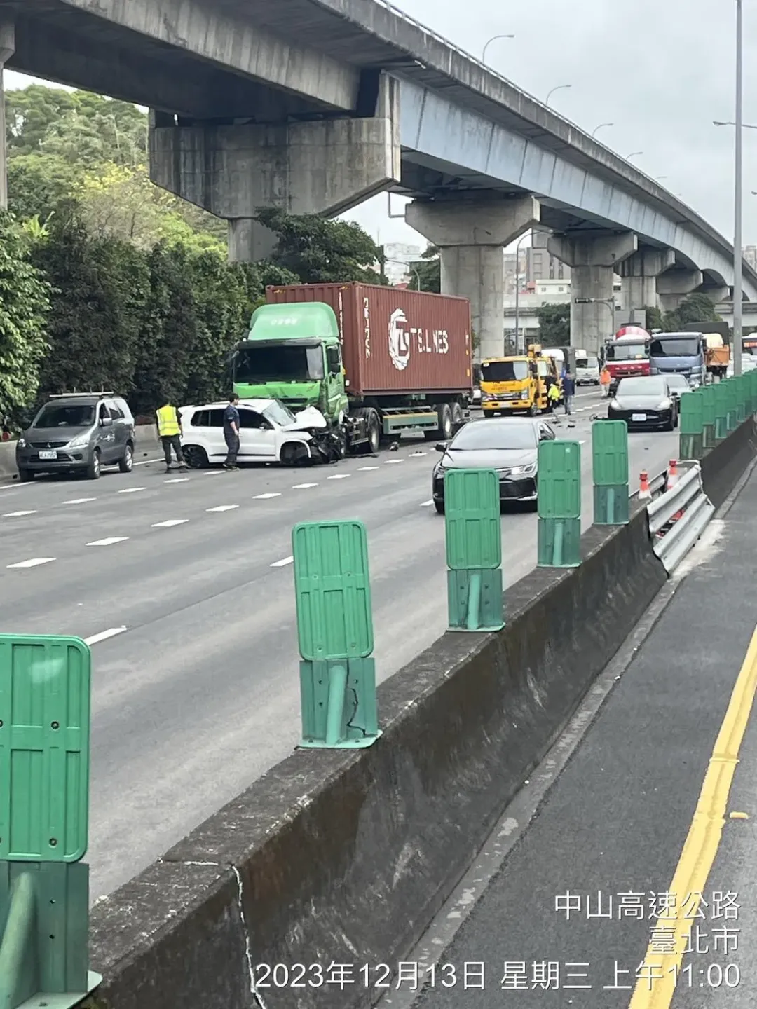 白轎車女駕駛命危送醫。（圖／記者爆料網）