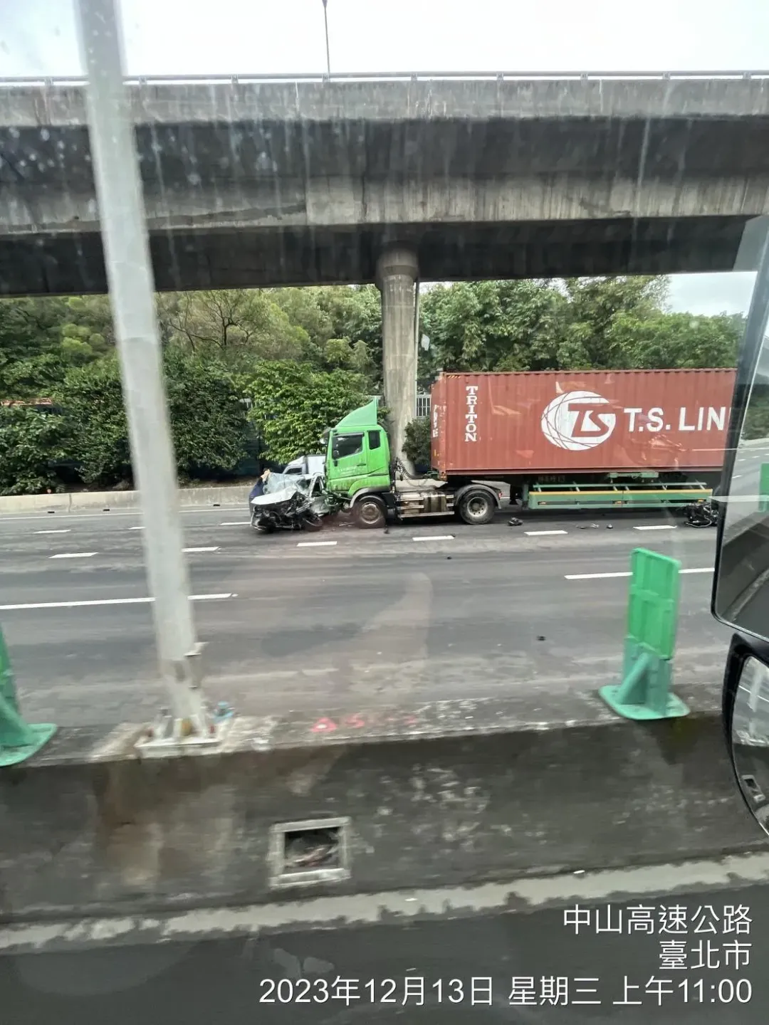 國道1號東湖交流道發生嚴重車禍。（圖／記者爆料網）
