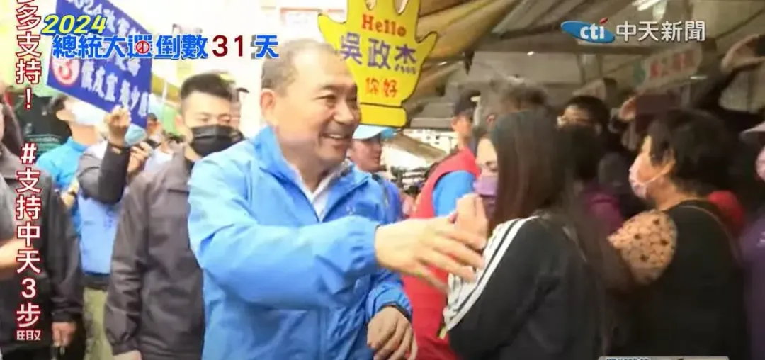 侯友宜前往馬公北辰市場拜票時深受民眾歡迎。(圖/中天新聞)