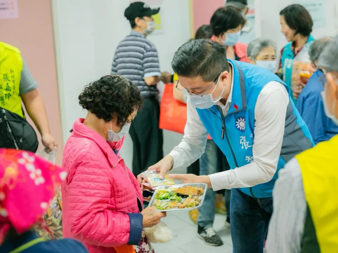 張智倫參加莒東社區長者共餐活動，承諾未來將以財經會計專業，為人民荷包把關，年省二百億預算，盼推動「一里一日照」政策。
