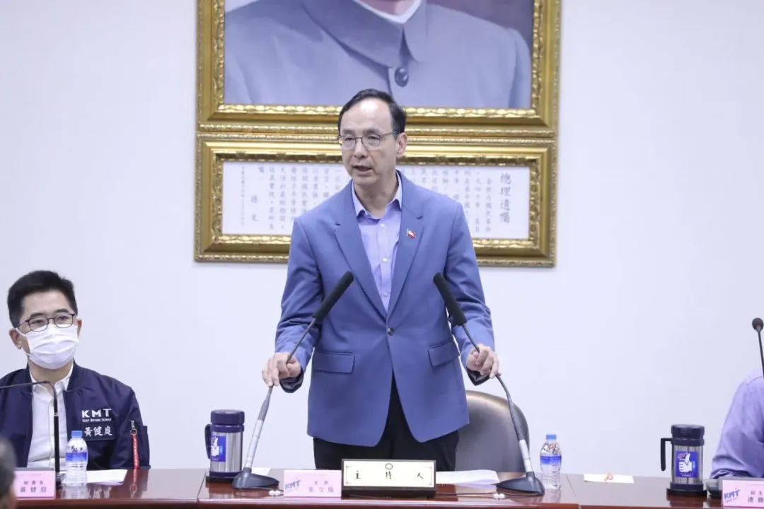 國民黨主席朱立倫在中常會上表示侯康配已和賴蕭配黃金交叉領先對手0.8%。（圖／中天新聞）