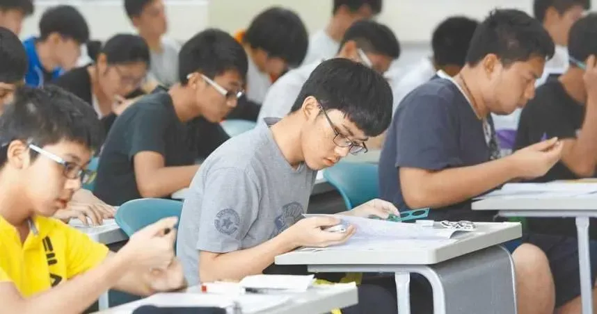學測第二天!除遇上節氣「大寒」外,寒流來襲,讓不少學生睡不好或掛病號出現失常。(圖/中天新聞)