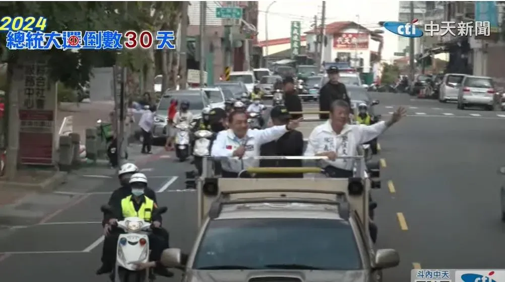 侯友宜14日從高雄旗山出發掃街拜票（攝自中天新聞）