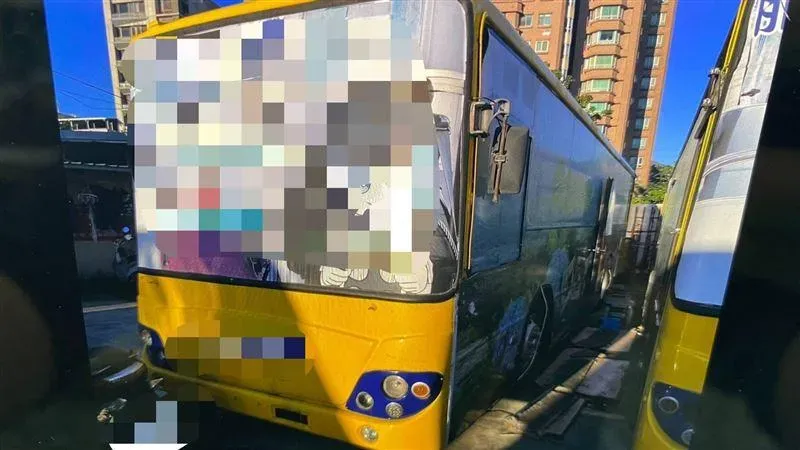民眾聞到惡臭味上前一看發現男子陳屍車內。（圖／翻攝畫面）