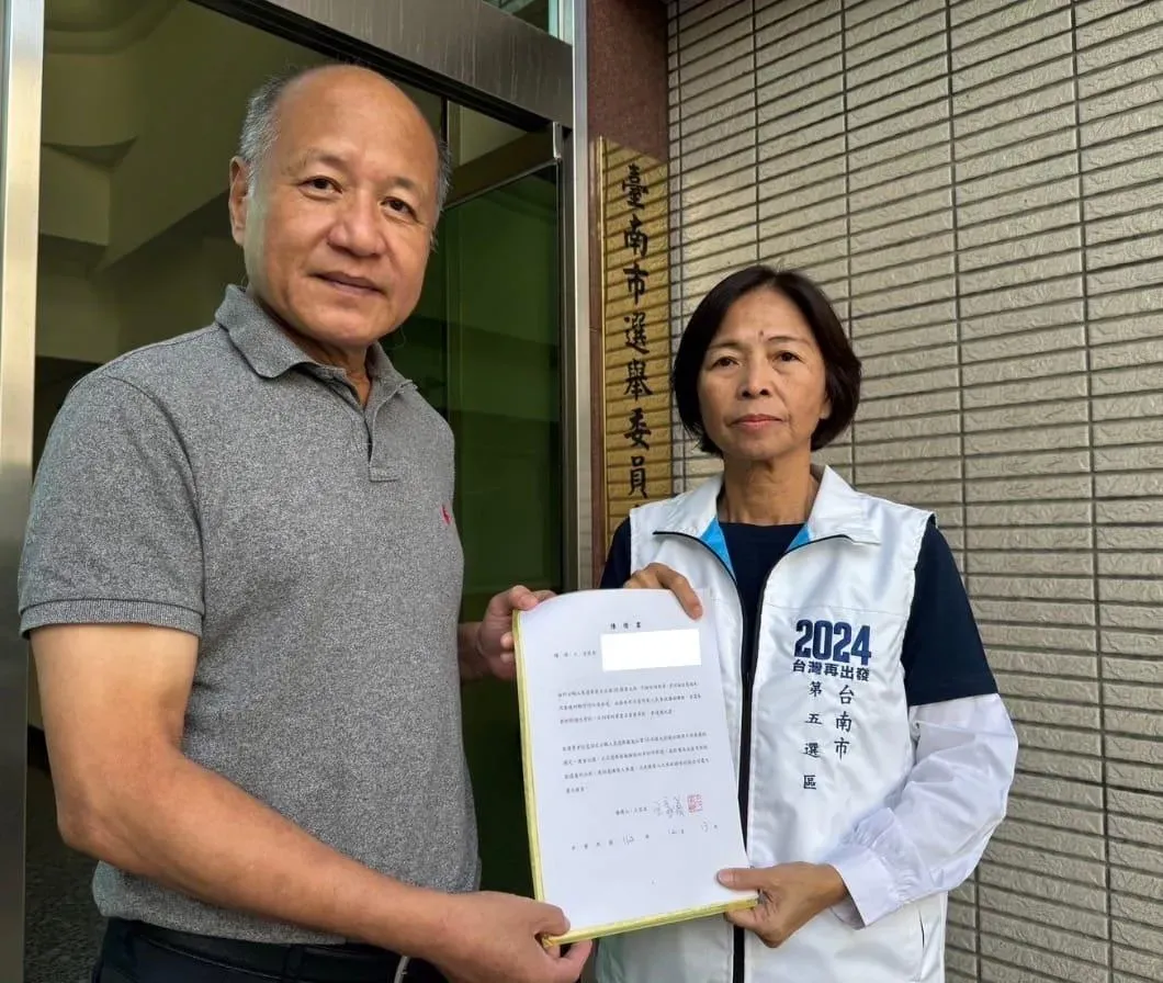 王家貞13日向選委會遞交出陳情書,全力爭取憲法保障之公民參政權。(圖/王家貞臉書)