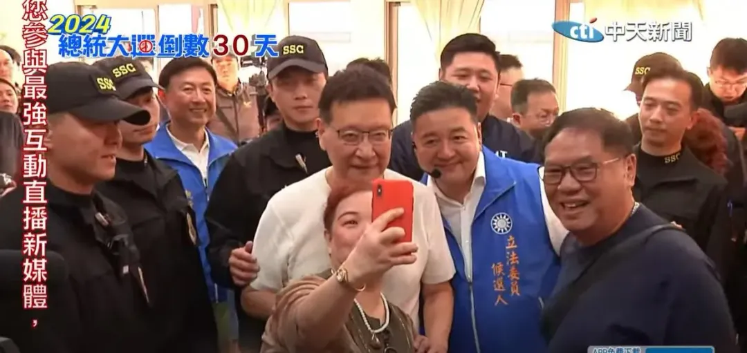 看到趙少康的到來民眾興奮地拿起手機自拍合照留念。（圖／中天新聞）