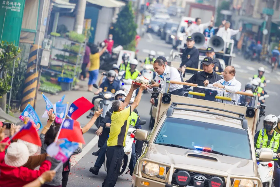 王金平合體侯友宜在高雄車（圖／侯友宜競辦提供）