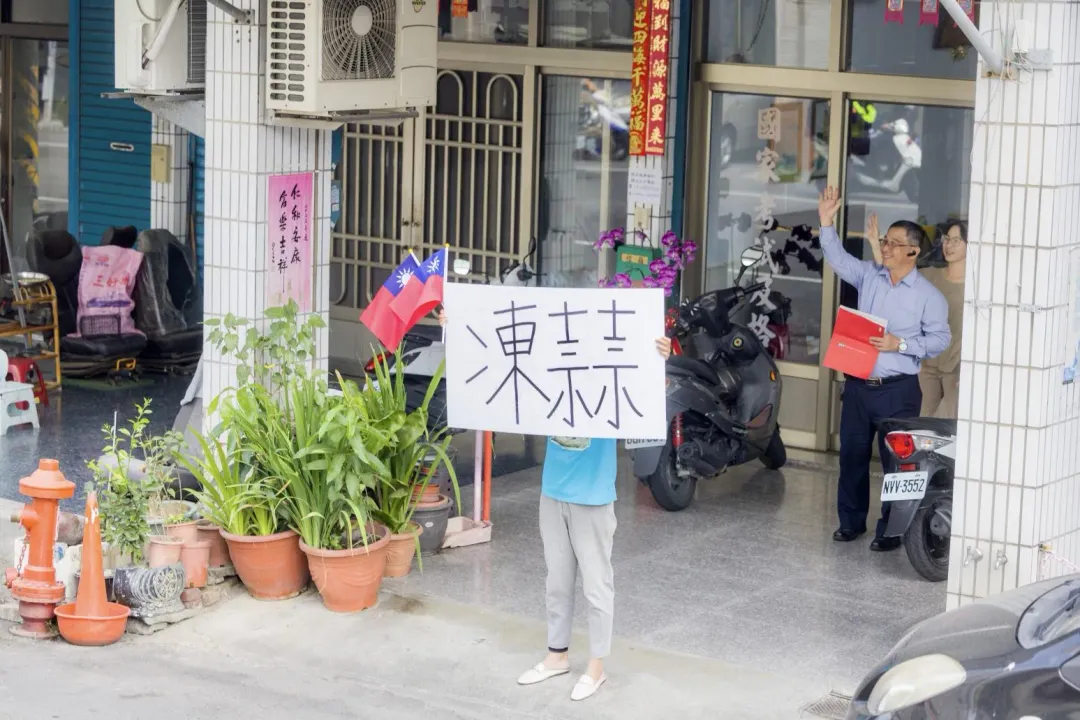 熱情民眾拿起凍蒜海報（圖／侯友宜競辦提供）