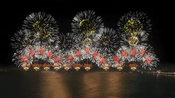 全台跨年煙火「第一響」在新北市淡水河，「閃耀新北圈起1314跨河煙火」長達13分14秒。（圖／新北市政府提供）