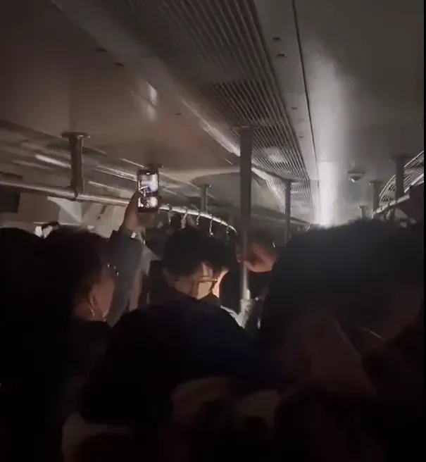 有乘客拍下車廂內部狀況，事故發生後車廂內一片漆黑，只能借助手機的亮光照明。（圖／翻攝自微博）