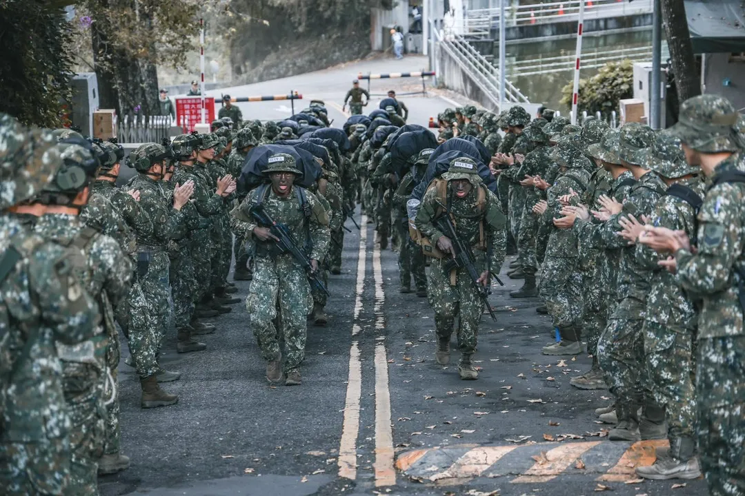 行政院編列明年國防部總預算時並未將軍警消加薪編入其中。（圖／國防部發言人臉書）
