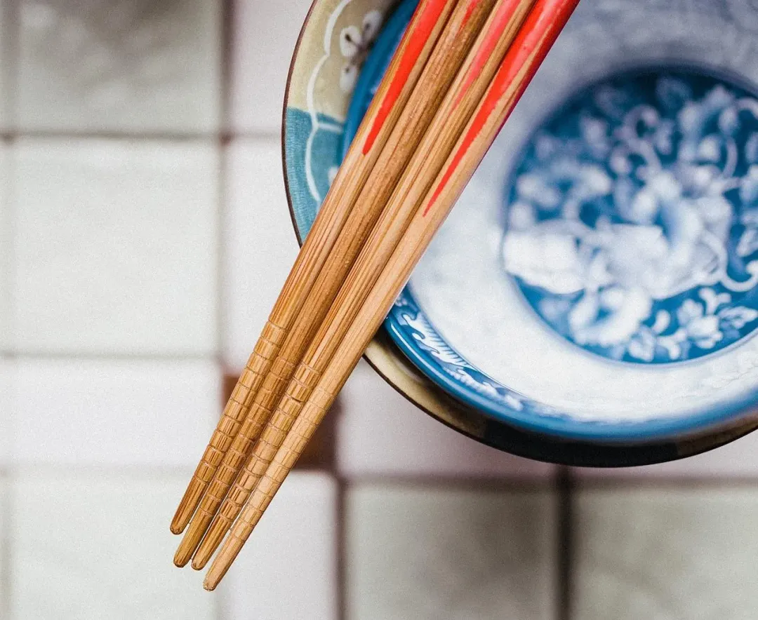 若有條紋的竹筷，其含菌量竟然高達13,000。（圖／pixabay）