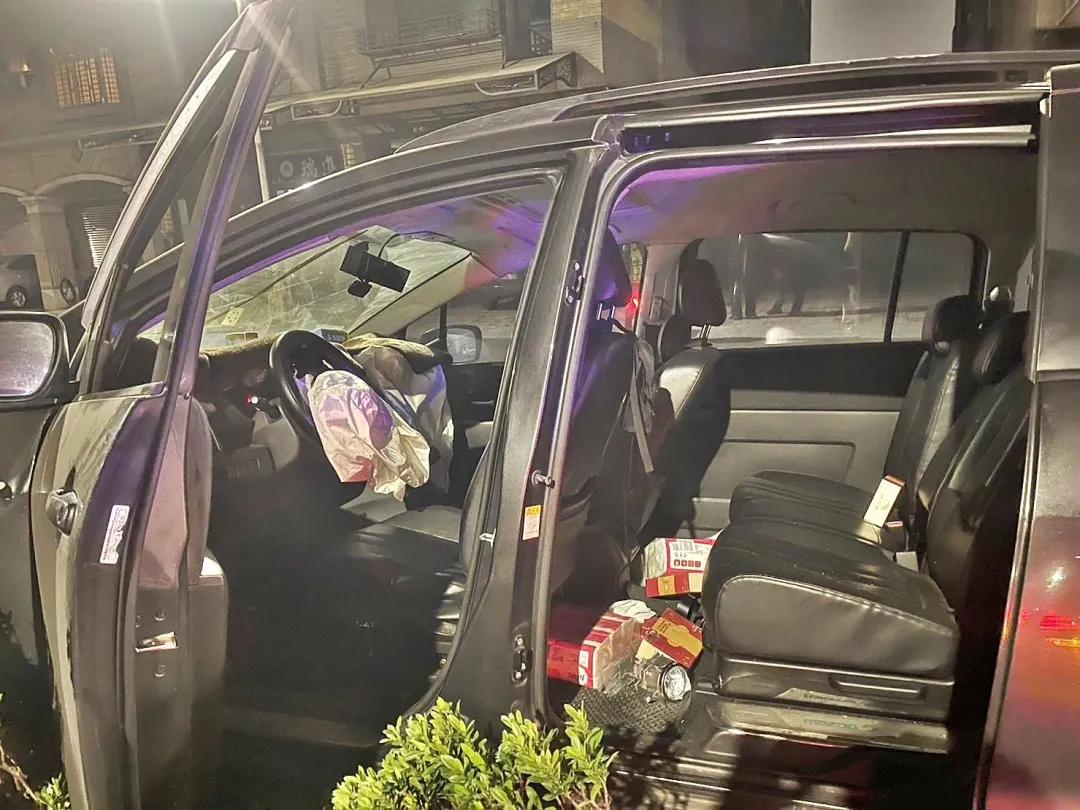 吳男酒駕自撞分隔島。（圖／翻攝畫面）
