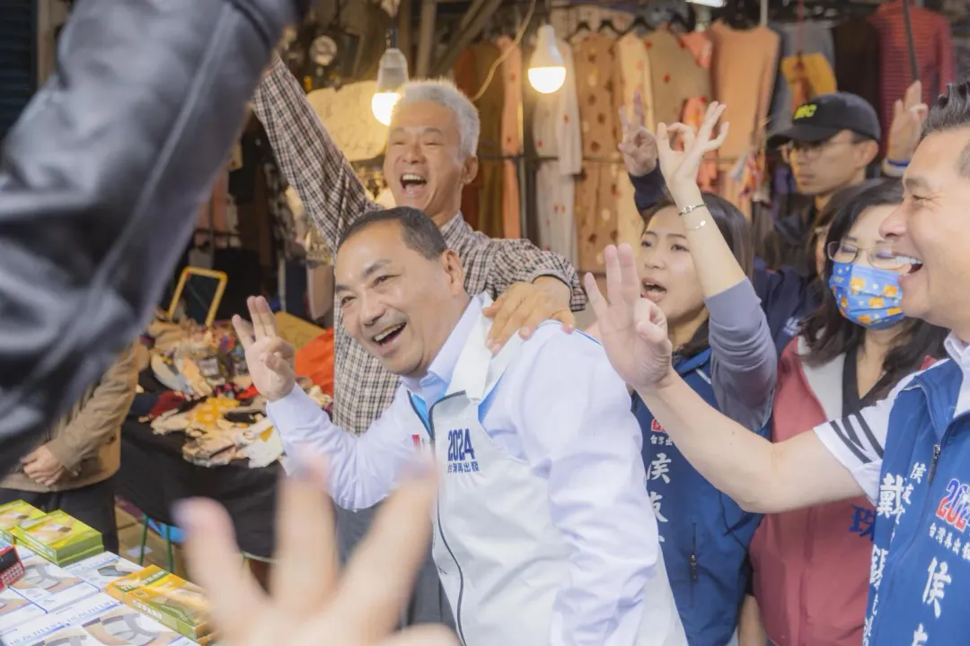 侯友宜(中)今到台北南京公寓市場掃街拜票,受到支持者熱烈歡迎。(圖/侯友宜競辦提供)