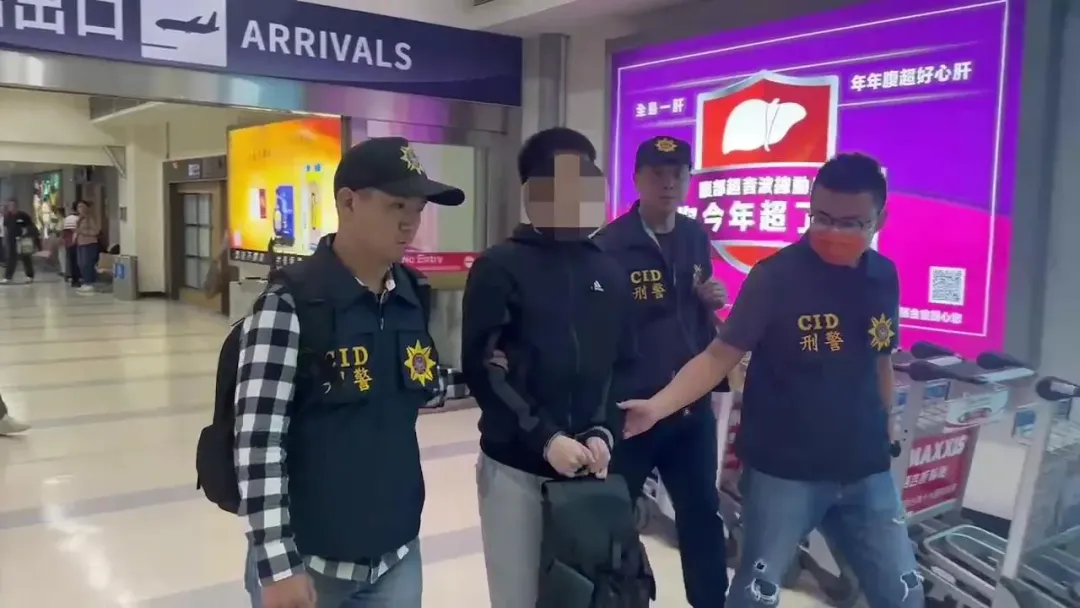 綽號「金毛」的蔡姓分會長遭警方逮捕送辦。(圖/翻攝畫面)