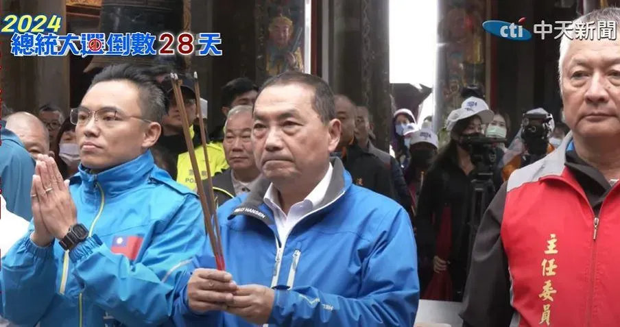 侯友宜感嘆，掃街時有位80歲婦人向他哭訴吃不飽、小孩沒工作，希望他能當選救台灣。（圖／中天新聞）